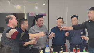 잔을 들고 장인의 정신에 경의를 표하고 손을 잡고 함께 새로운 여정을 시작하세요